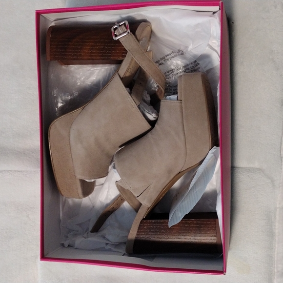 Vince Camuto Tan suede stack heel sling back 7.5 - Picture 4 of 6